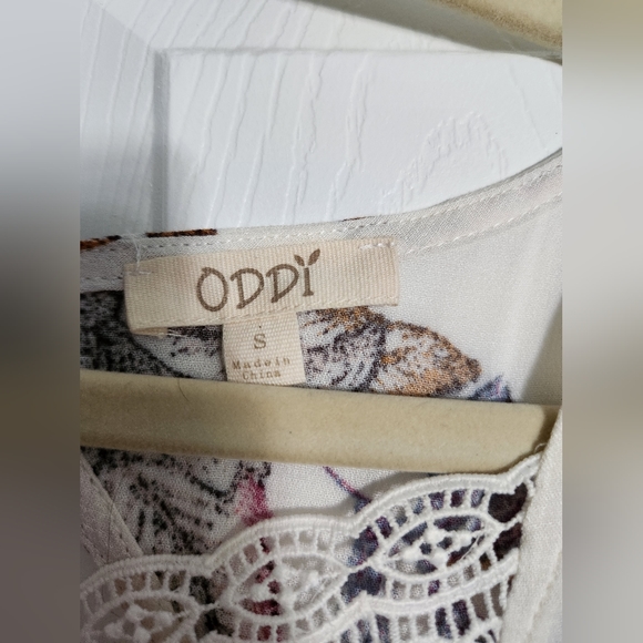 Gorgeous Lace Floral Blouse - Picture 3 of 3